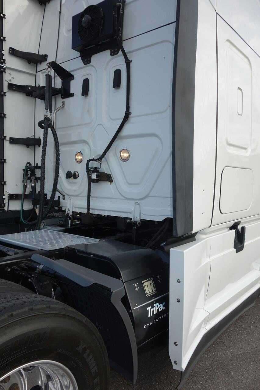 2022 Freightliner Cascadia 126 image 3