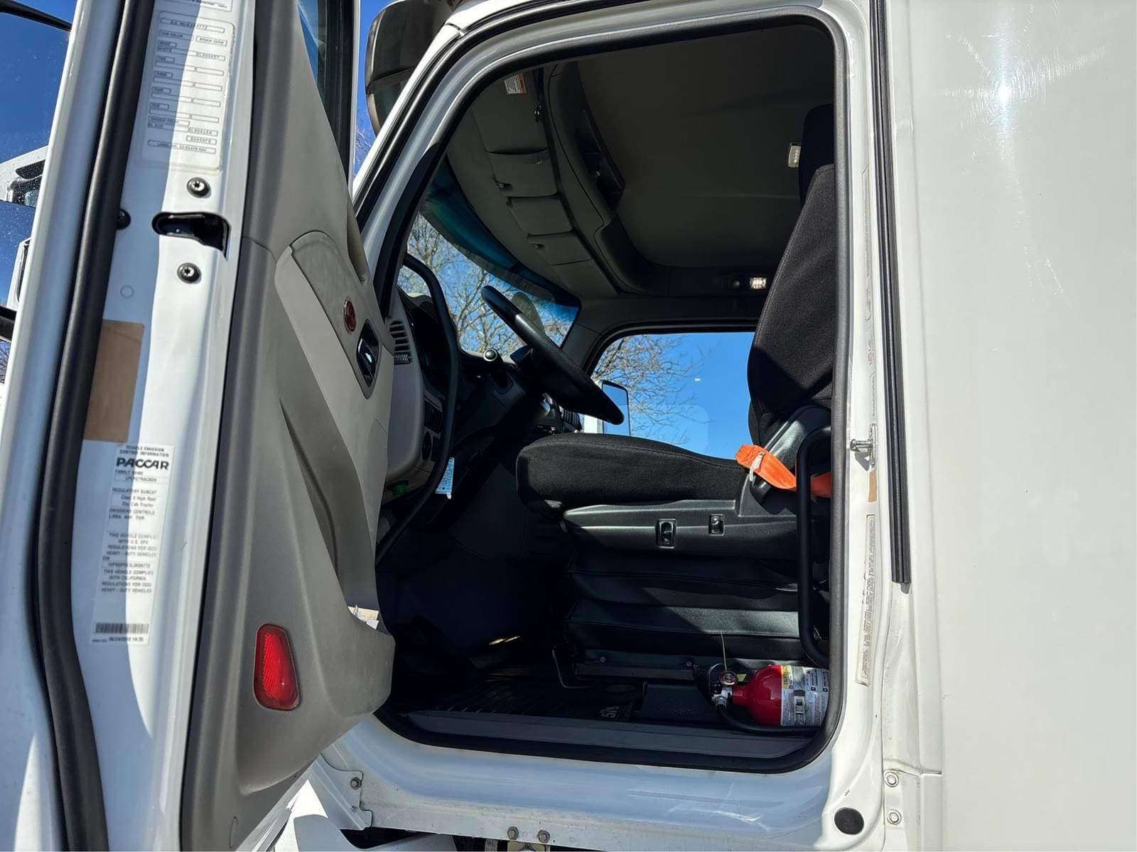 2020 Peterbilt 579 image 11