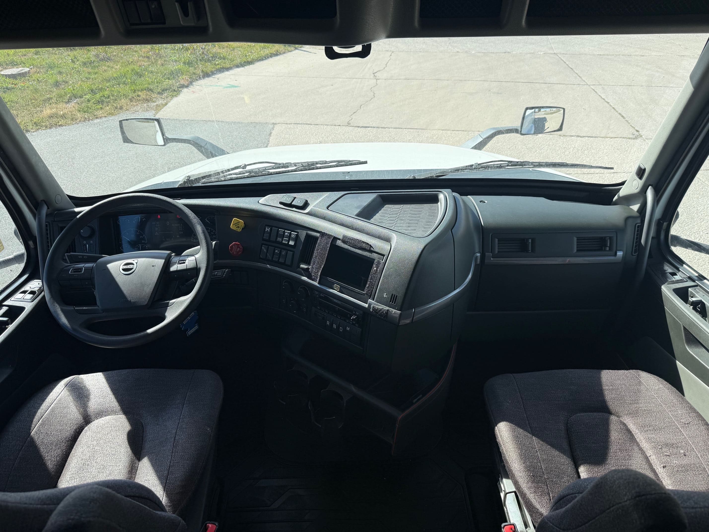 2023 Volvo VNL image 7