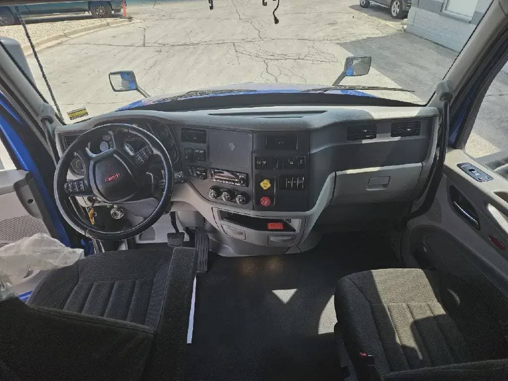 2022 Peterbilt 579 image 3