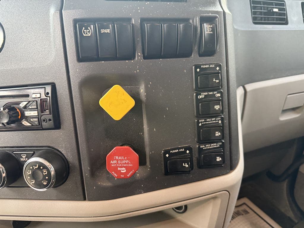 Used 2018 PETERBILT 567 image 14