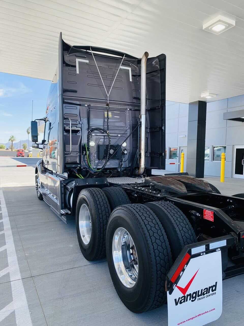 2019 Volvo VNL64T760 image 3