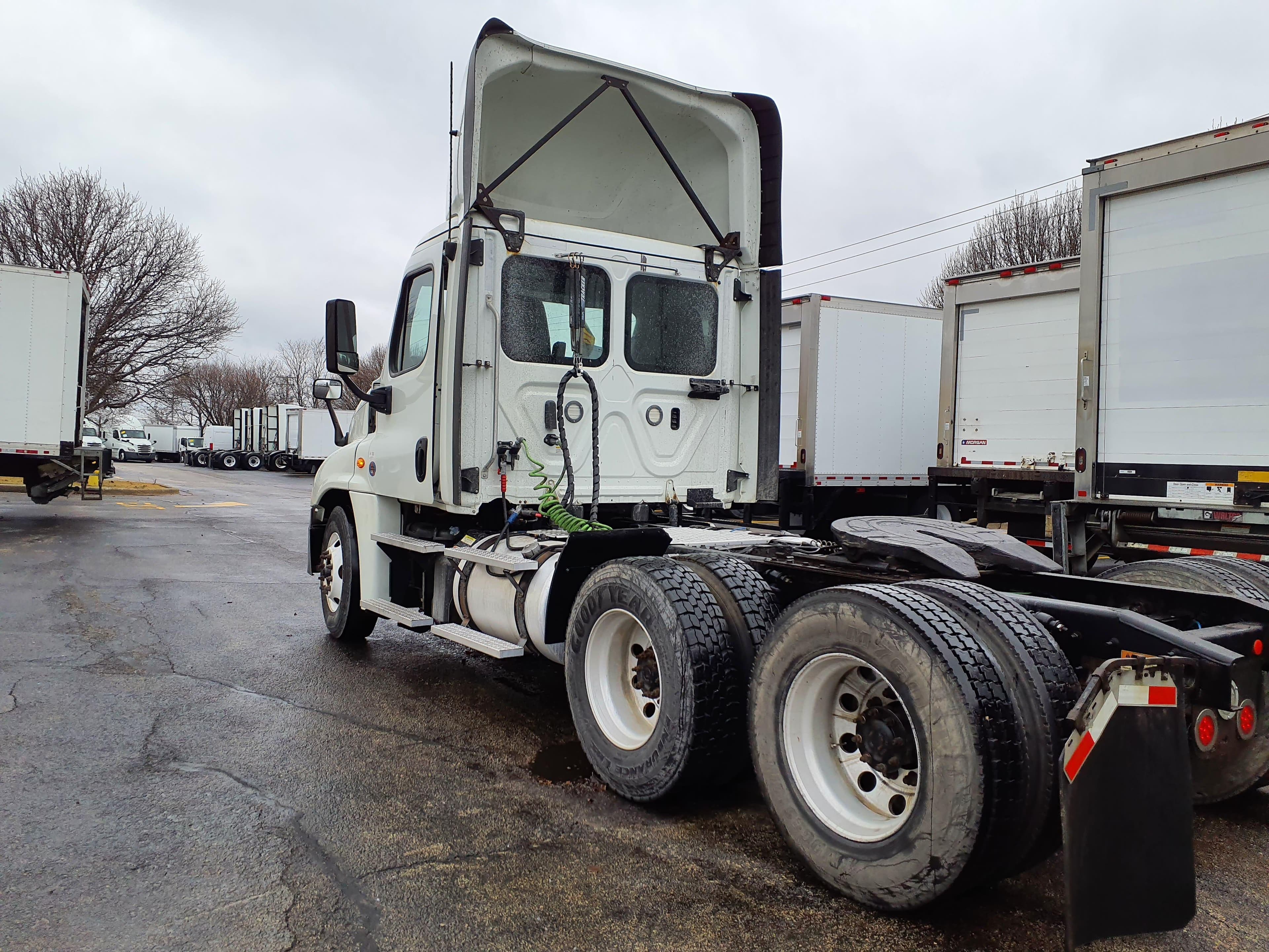 Used 2019 FREIGHTLINER/MERCEDES Conventional - Day Cab - CASCADIA 125 image 4