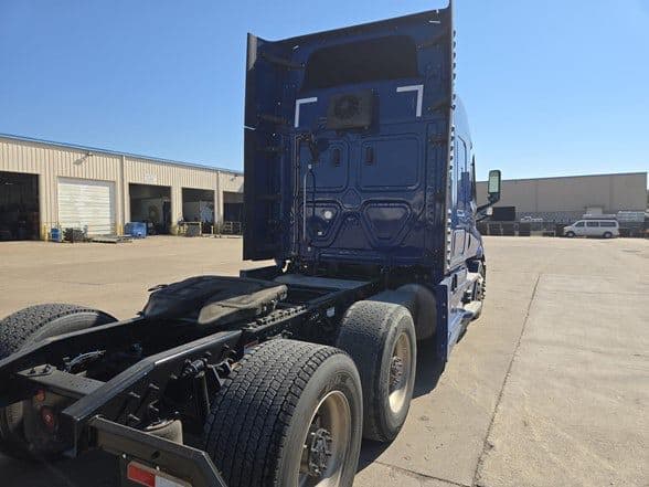 2021 Freightliner Cascadia 116 image 3