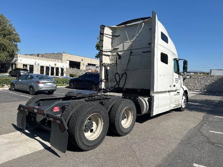2023 Volvo VNL image 7