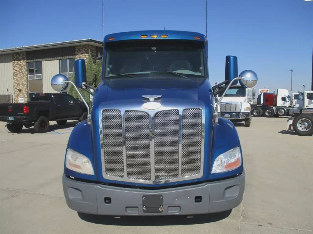 2022 Peterbilt 579 image 1