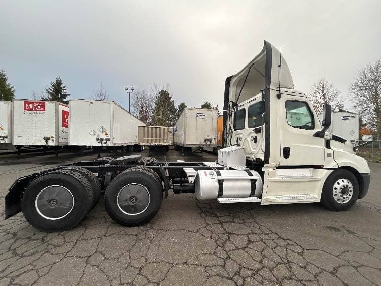 2019 Freightliner Cascadia 126 Day Cab Truck - 455HP, 12 Speed Automatic image 8