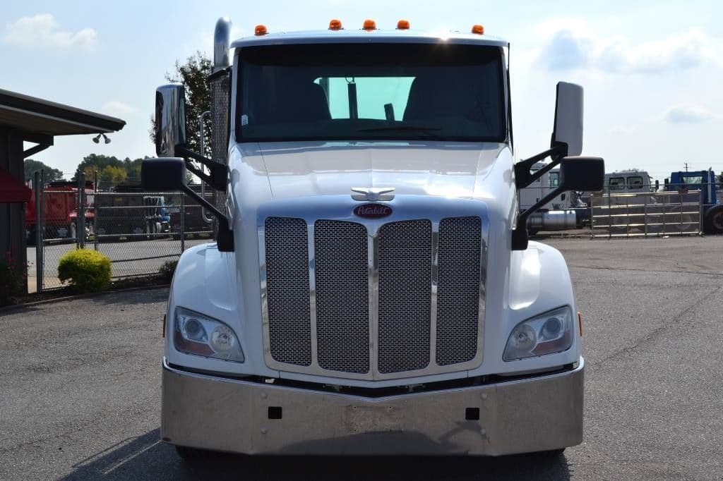 2019 Peterbilt 579 image 2