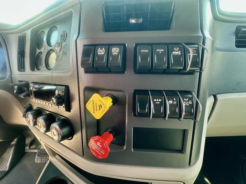 Used 2023 PETERBILT 579 image 15