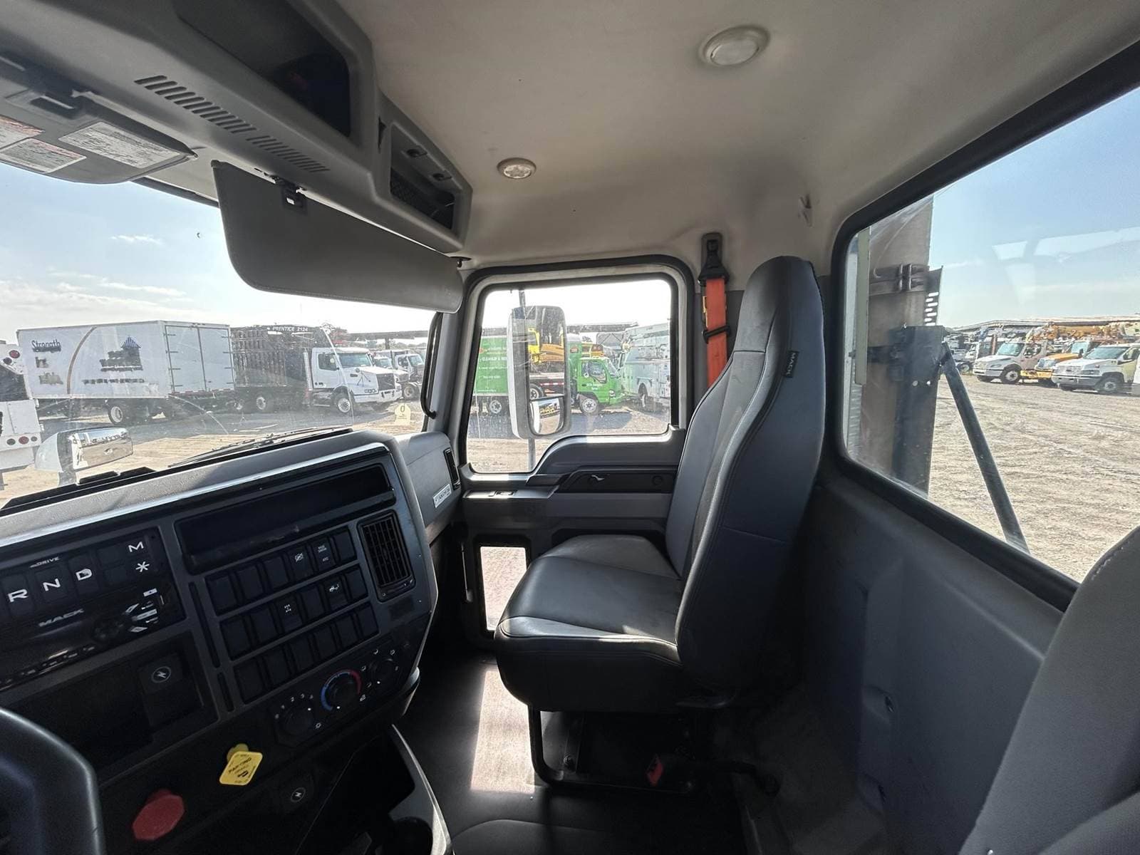 2019 Mack Anthem 64T Day Cab Truck - MP7 395HP, 12 Speed M Drive Amt image 14