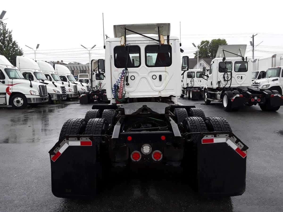Used 2019 FREIGHTLINER Conventional - Day Cab - CASCADIA 125 image 8