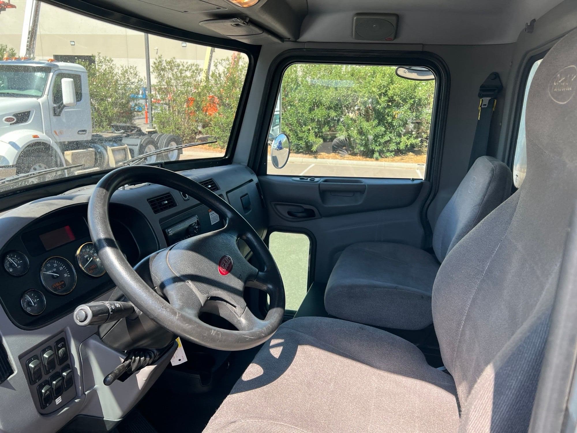 2018 Peterbilt 325 image 9