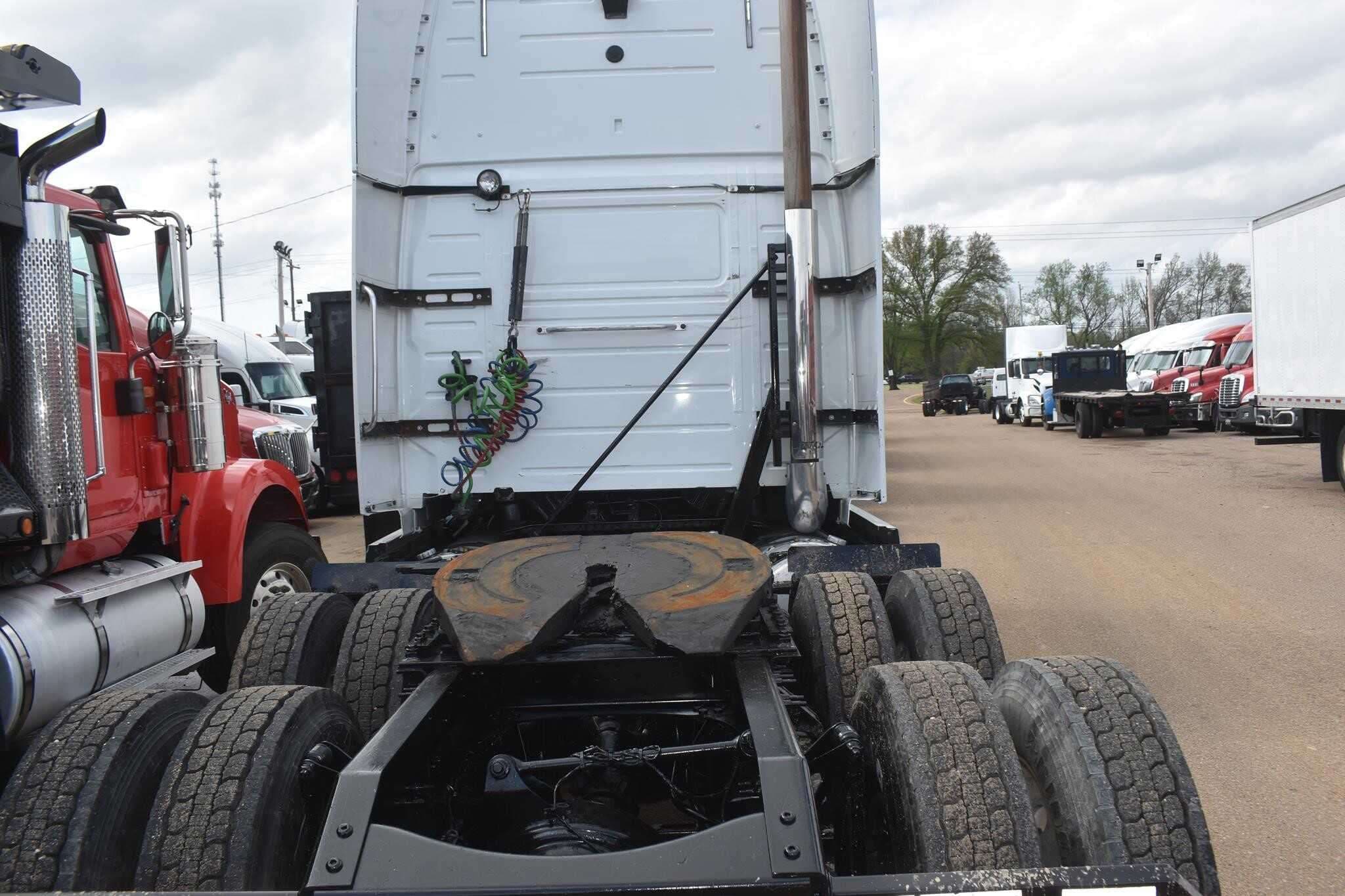 2017 Volvo VNM image 2