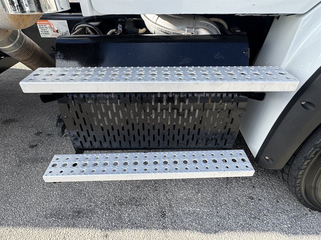 2015 Freightliner M2-112 image 21