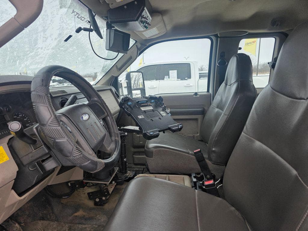 2009 Ford F-550SD XLT DRW image 17