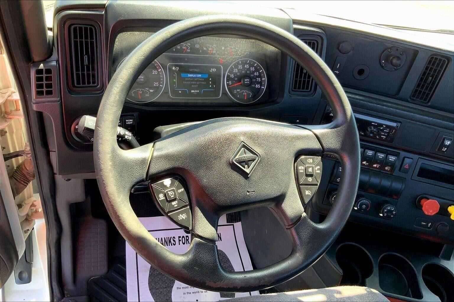 2020 International LT625 image 4