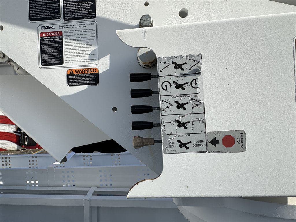 2015 Freightliner M2 106 image 25