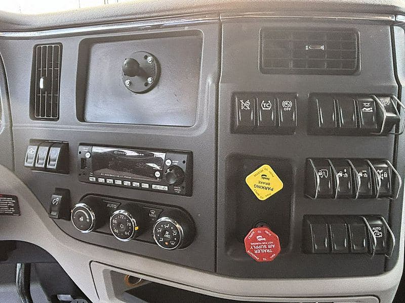 2023 Peterbilt 579 image 16