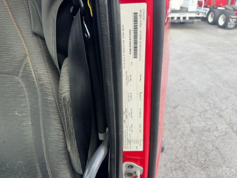 2020 Volvo VNL image 30