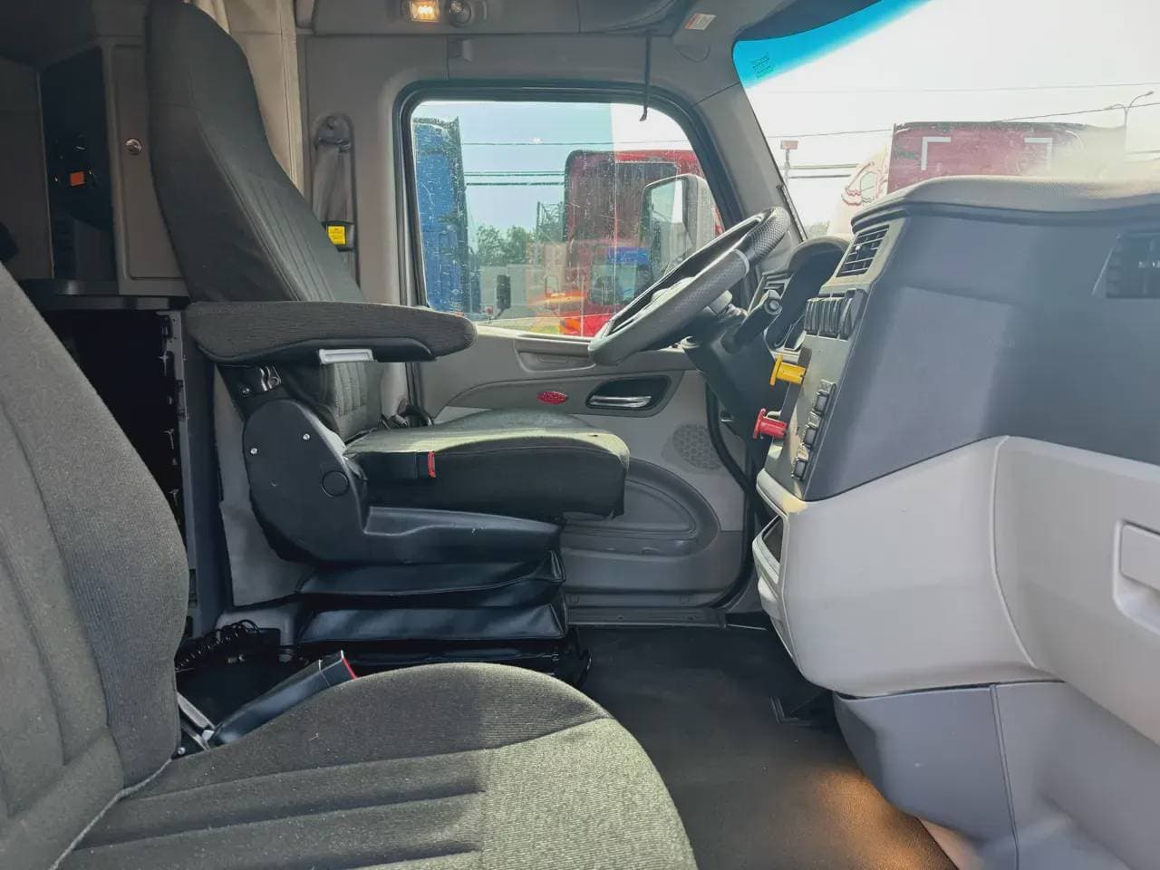 2019 Peterbilt 579 image 7