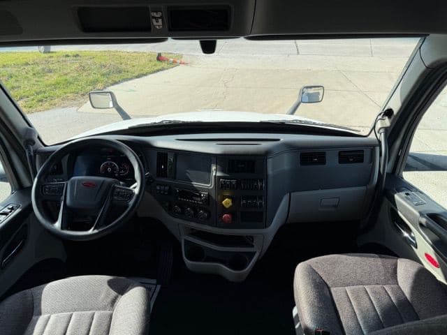 2023 Peterbilt 579 image 7