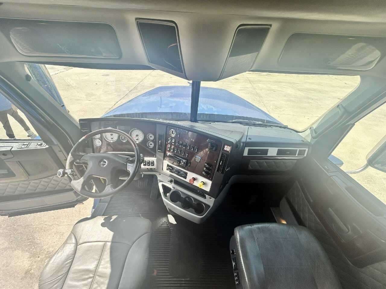 2020 Freightliner Coronado 122 image 3