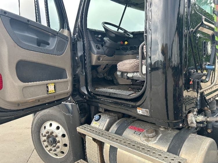2019 Freightliner Cascadia 12564ST Day Cab | Detroit DD15 455 HP | 6x4 | Air Ride image 8