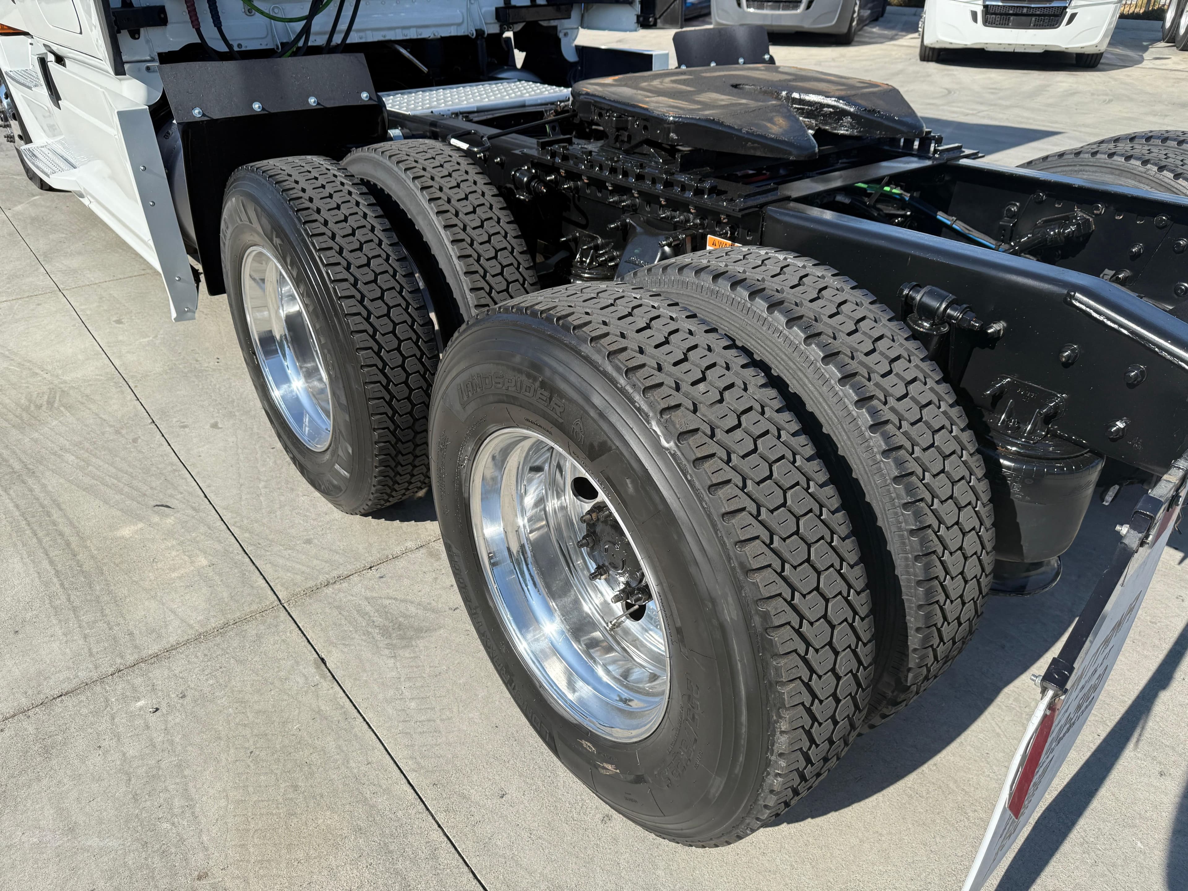 2021 Freightliner Cascadia 126 image 10