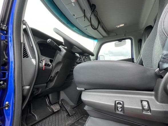 2025 Kenworth T880 image 15