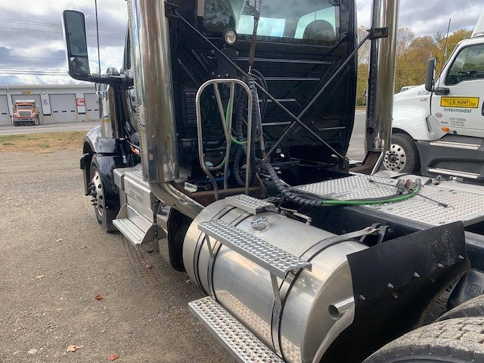 2022 International LoneStar Day Cab Truck - Cummins 525HP, 18 Speed Manual image 4