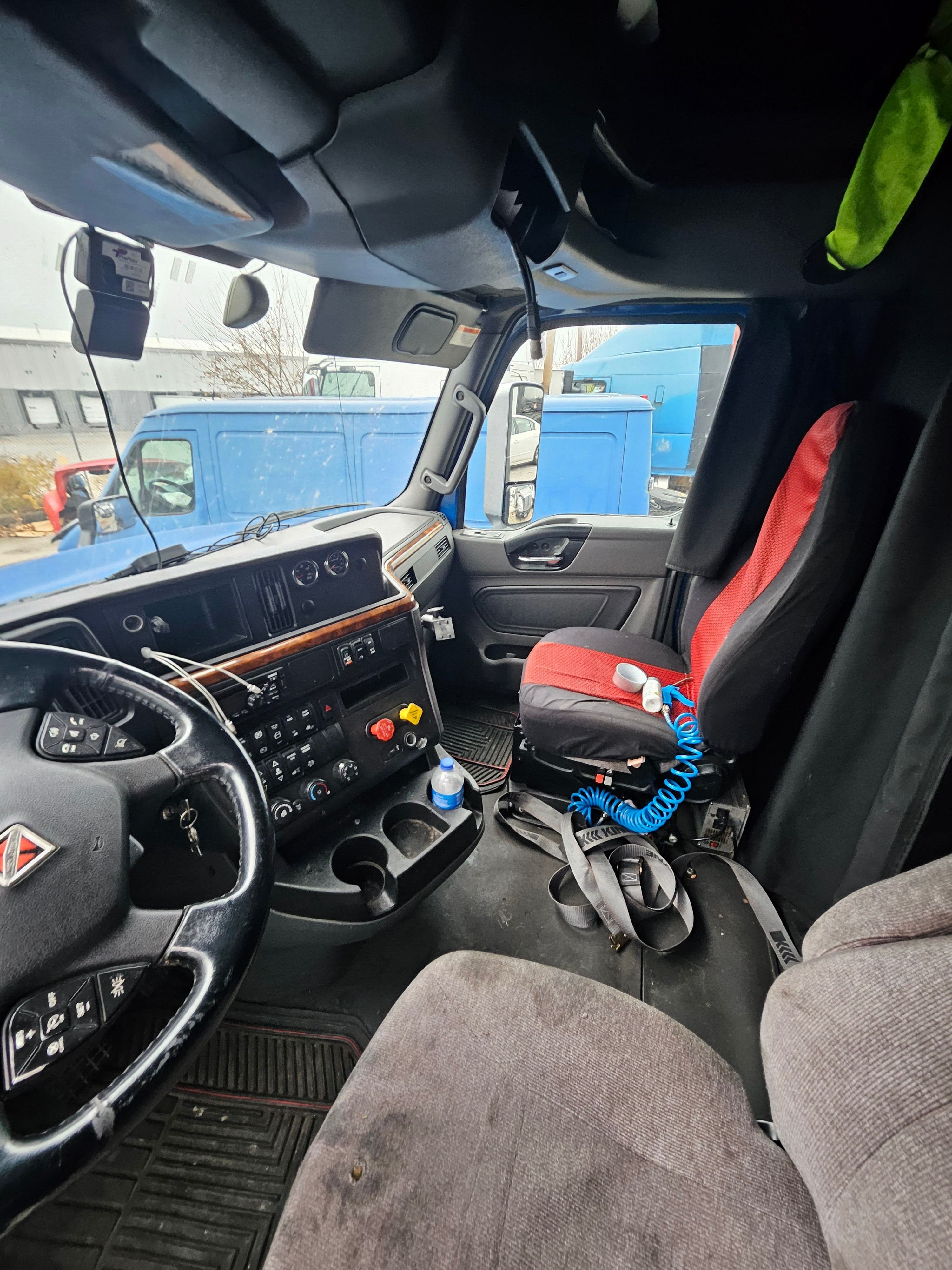 2020 International LT625 image 8