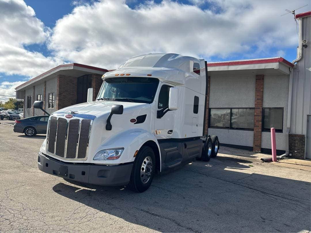 2021 Peterbilt 579 image 1