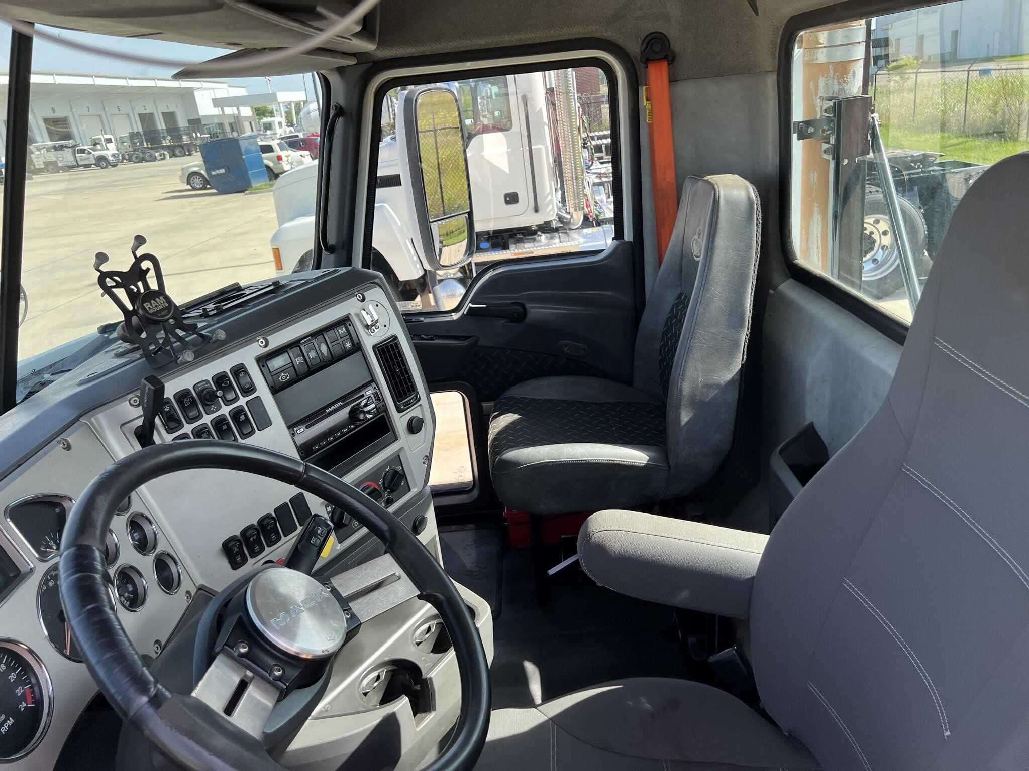 Used 2017 MACK 600 Conventional - Day Cab image 10