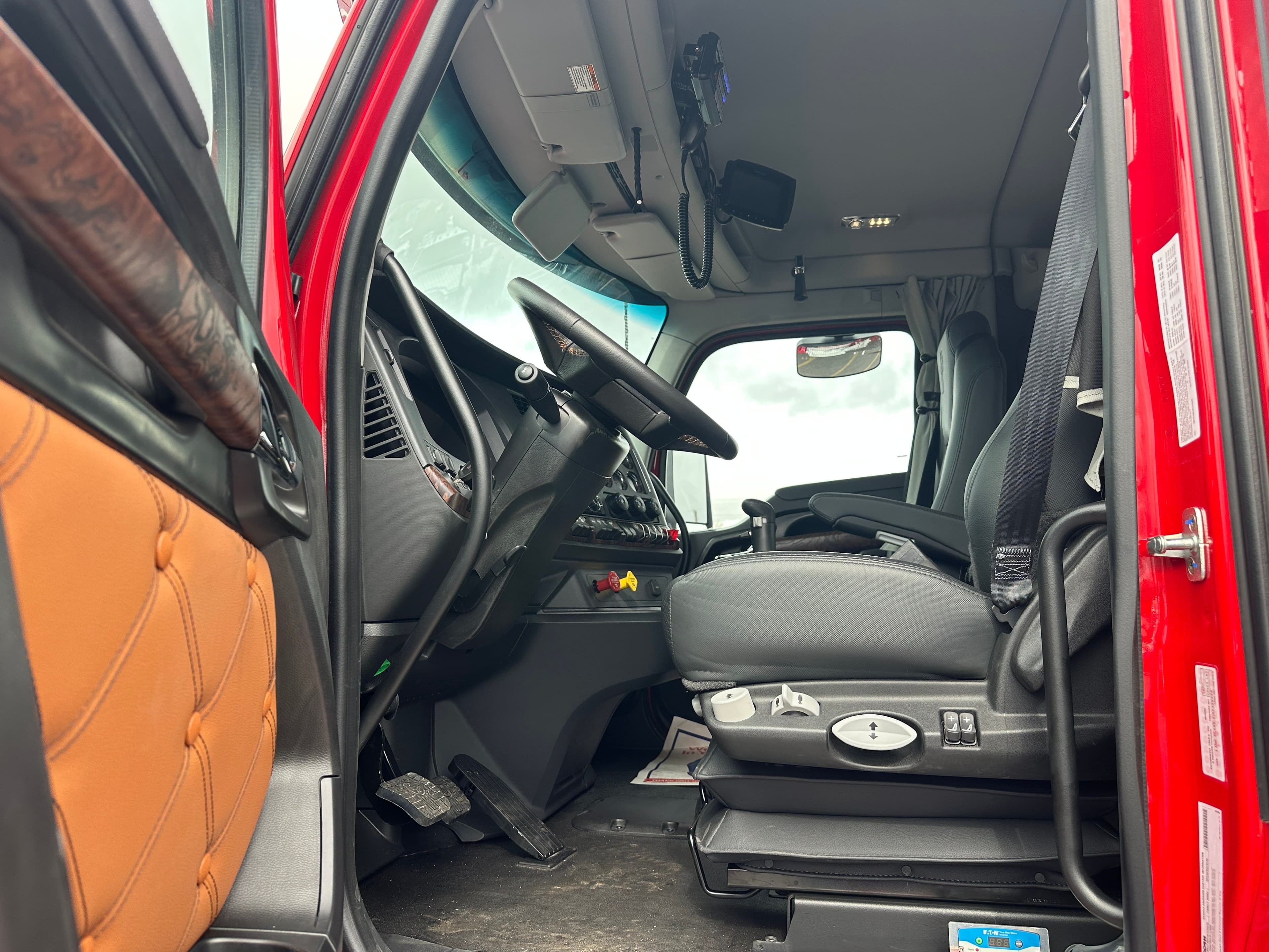 2025 Kenworth T880 with a Century 5130 image 9