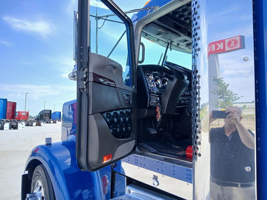 Used 2023 KENWORTH W900L image 22