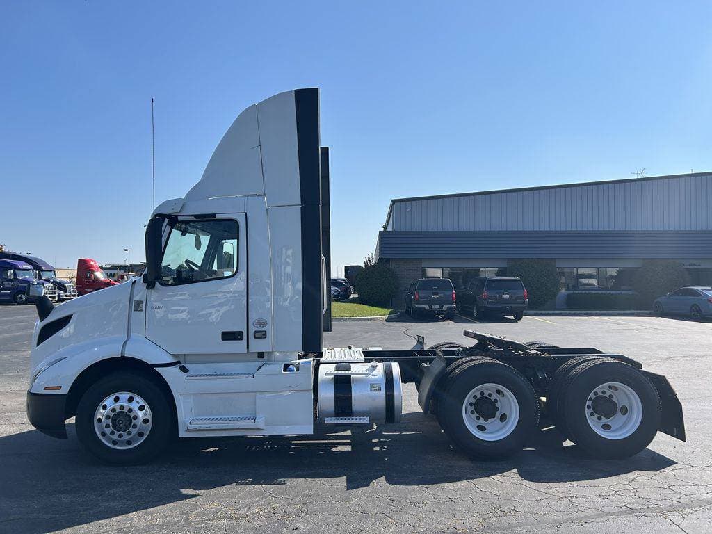2020 Volvo VNR image 2