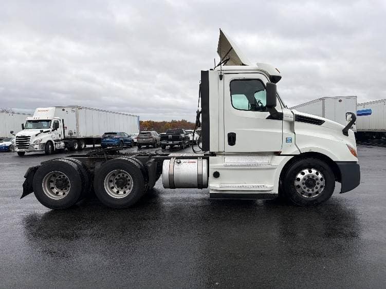 2019 Freightliner Cascadia 126 Day Cab Truck - 435HP, 12 Speed Automatic image 8