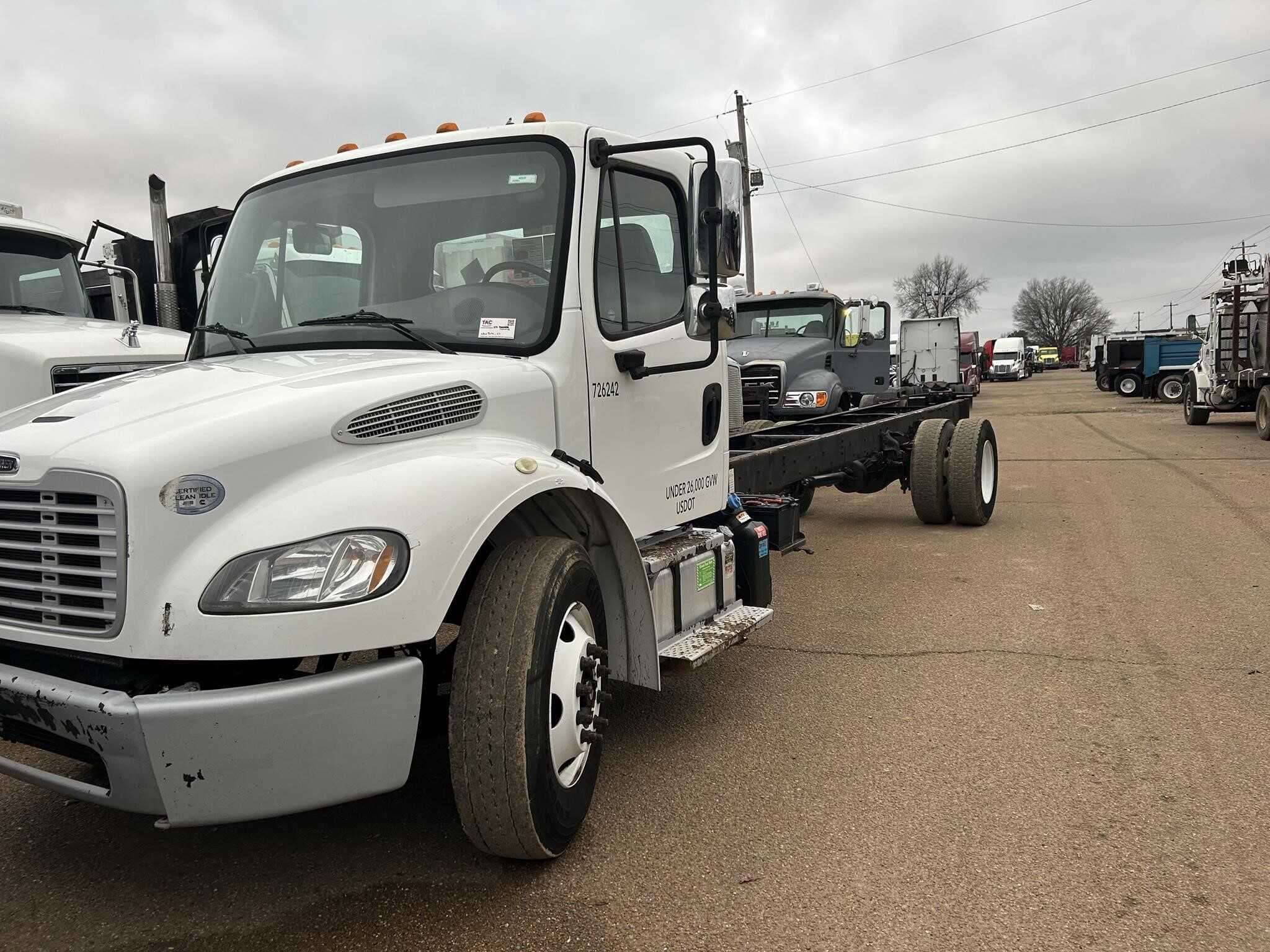 2017 Freightliner M2 image 2