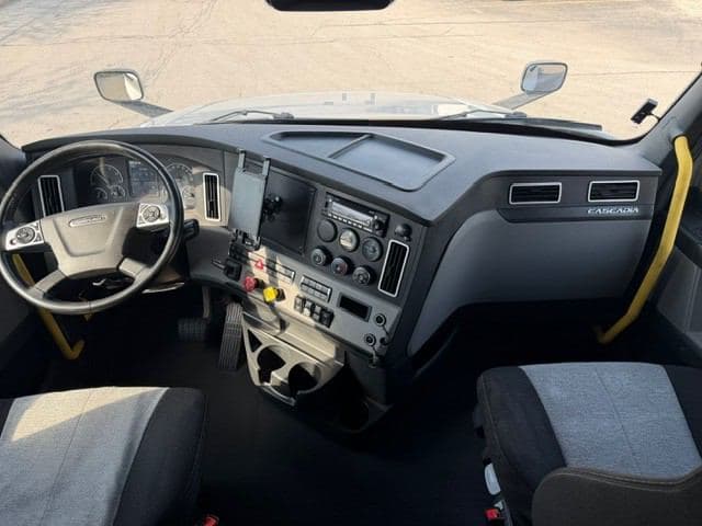 2023 Freightliner Cascadia 126 image 5