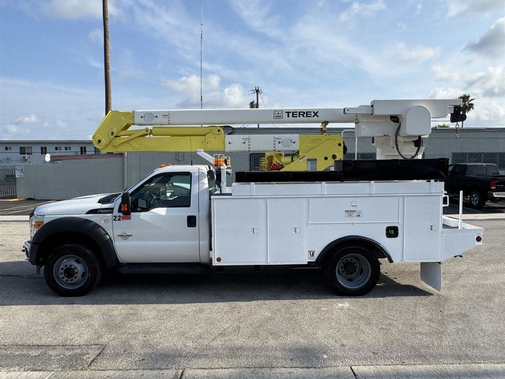 2016 Ford F550 image 8