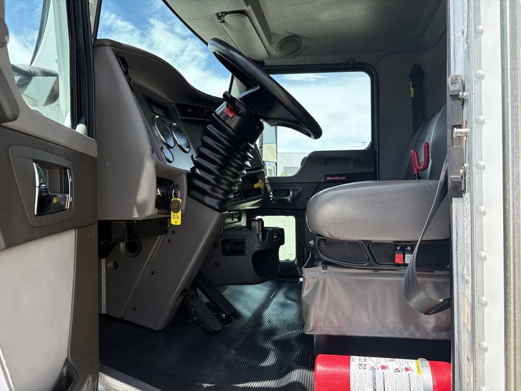 Used 2021 KENWORTH T270 image 13