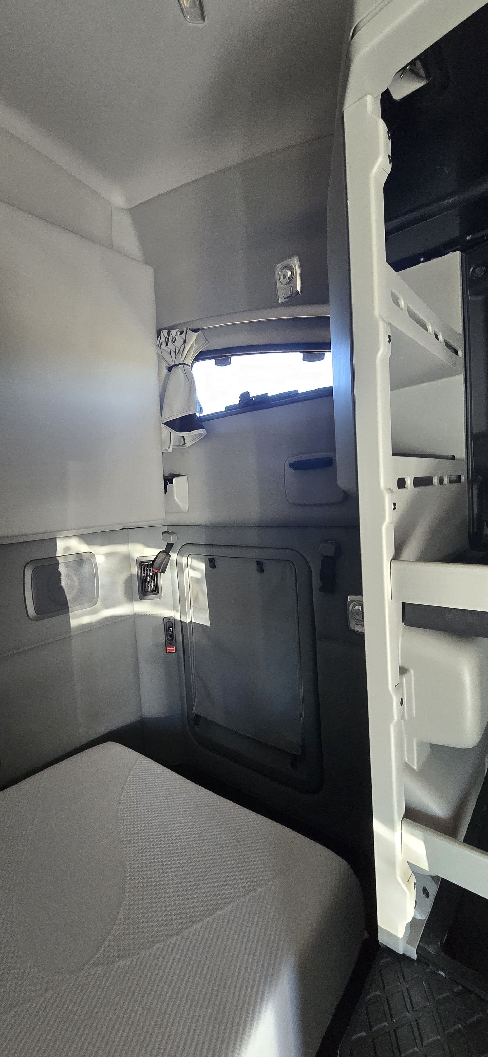 2020 Kenworth T680 image 7