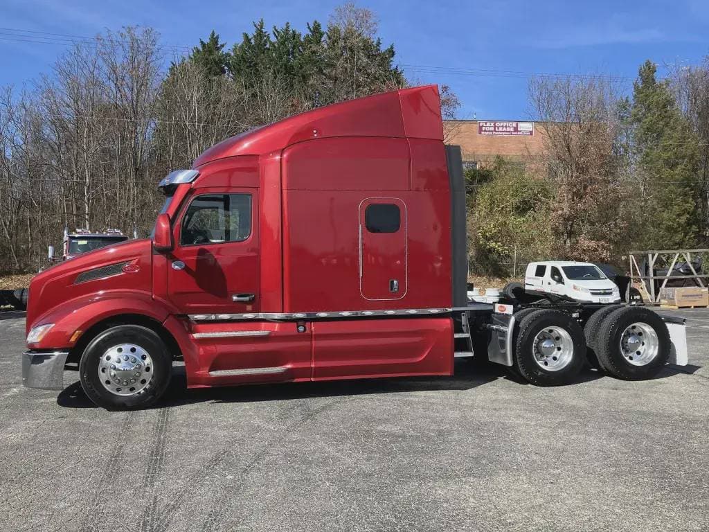 2022 Peterbilt 579 image 1