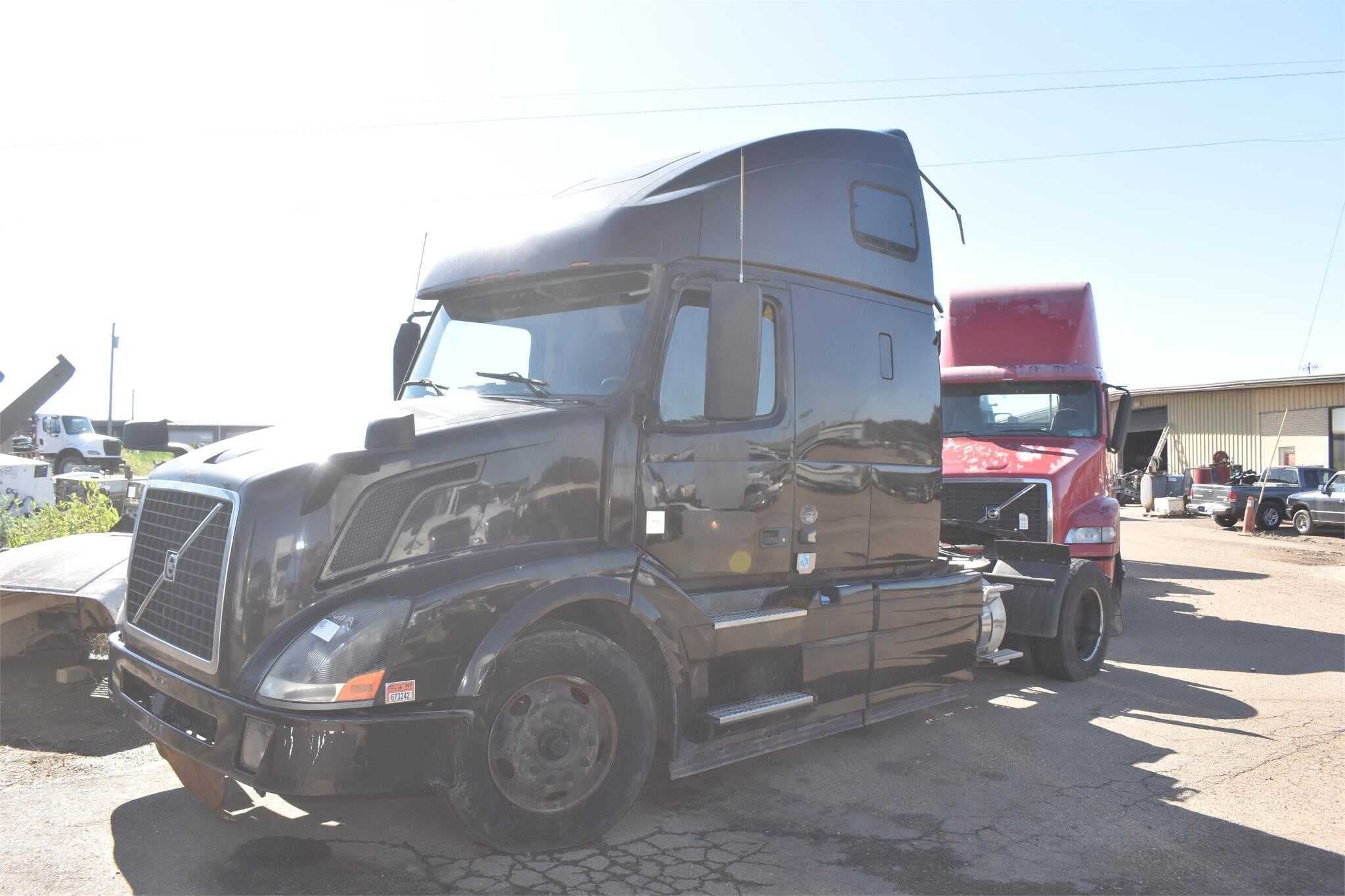 2013 Volvo VNL670 image 1