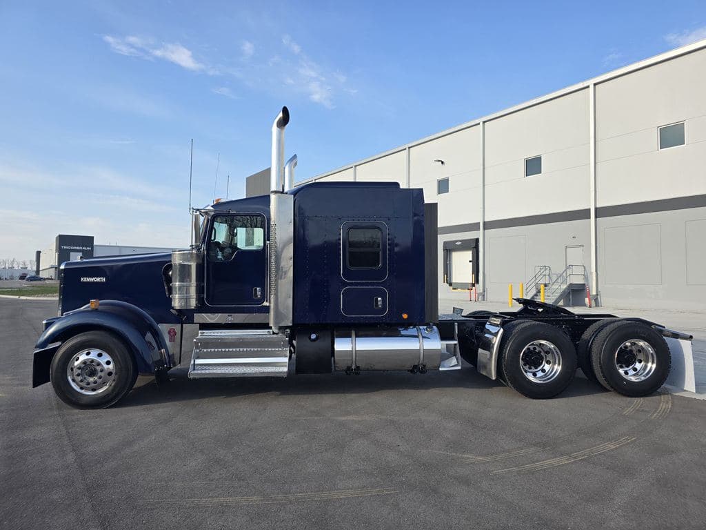 Used 2023 KENWORTH W900L image 2