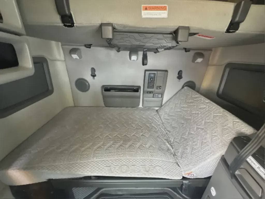 2022 Volvo VNL image 7