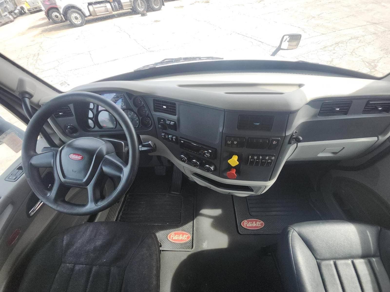 2020 Peterbilt 579 image 16