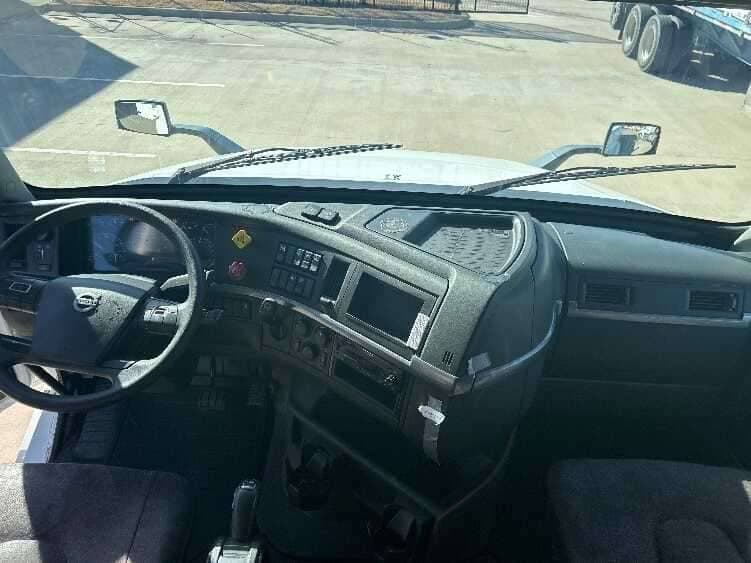 2023 Volvo VNL64760 image 6