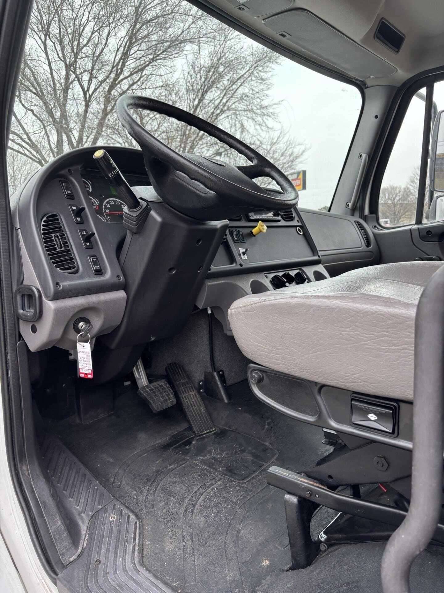 2022 Freightliner M2 image 8