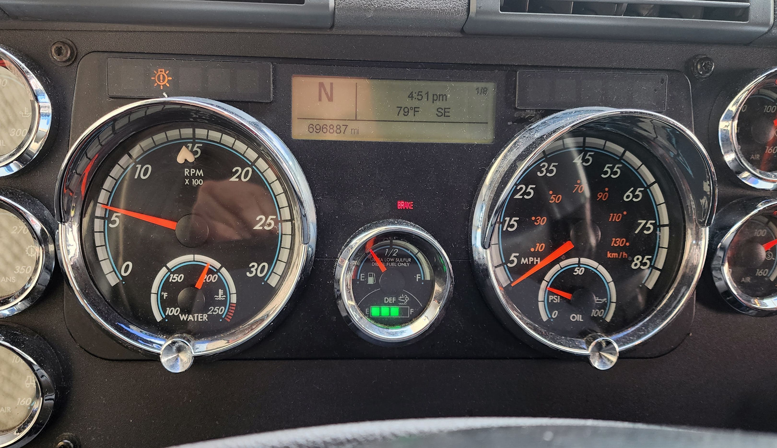 2016 Freightliner Cascadia 125 image 2